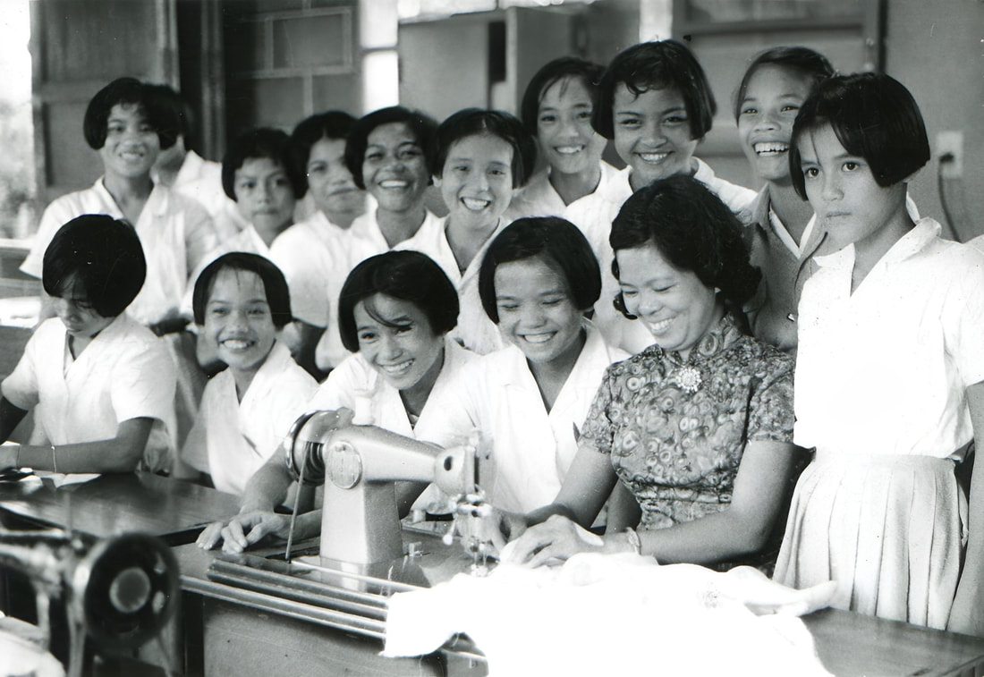 芥菜種會自1964年至1990年代初於花蓮習藝所開辦縫紉班，照片為蔡雲紫老師正教導學生如何使用縫紉機